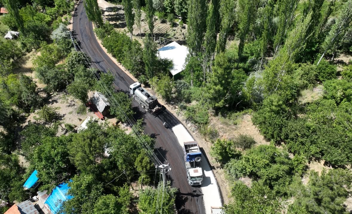 Antalya'da Kırsal Mahalle Yolları Asfaltlanıyor: 15 Milyon TL'lik Yatırım