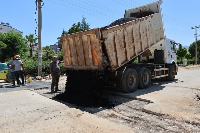 Döşemealtı'nda Asfalt ve Yol Çalışmaları Devam Ediyor