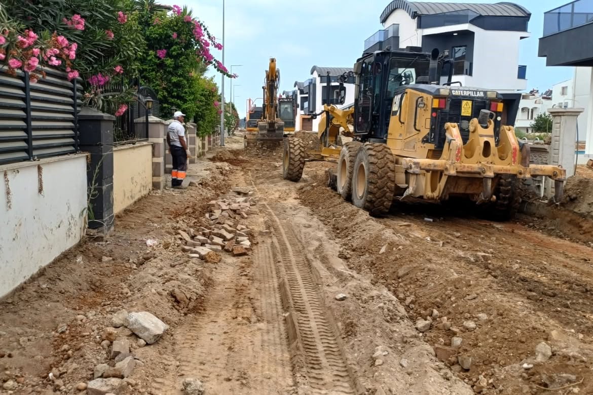 Antalya Serik'te Yollar Kilit Taşı Sökümüyle Yenileniyor
