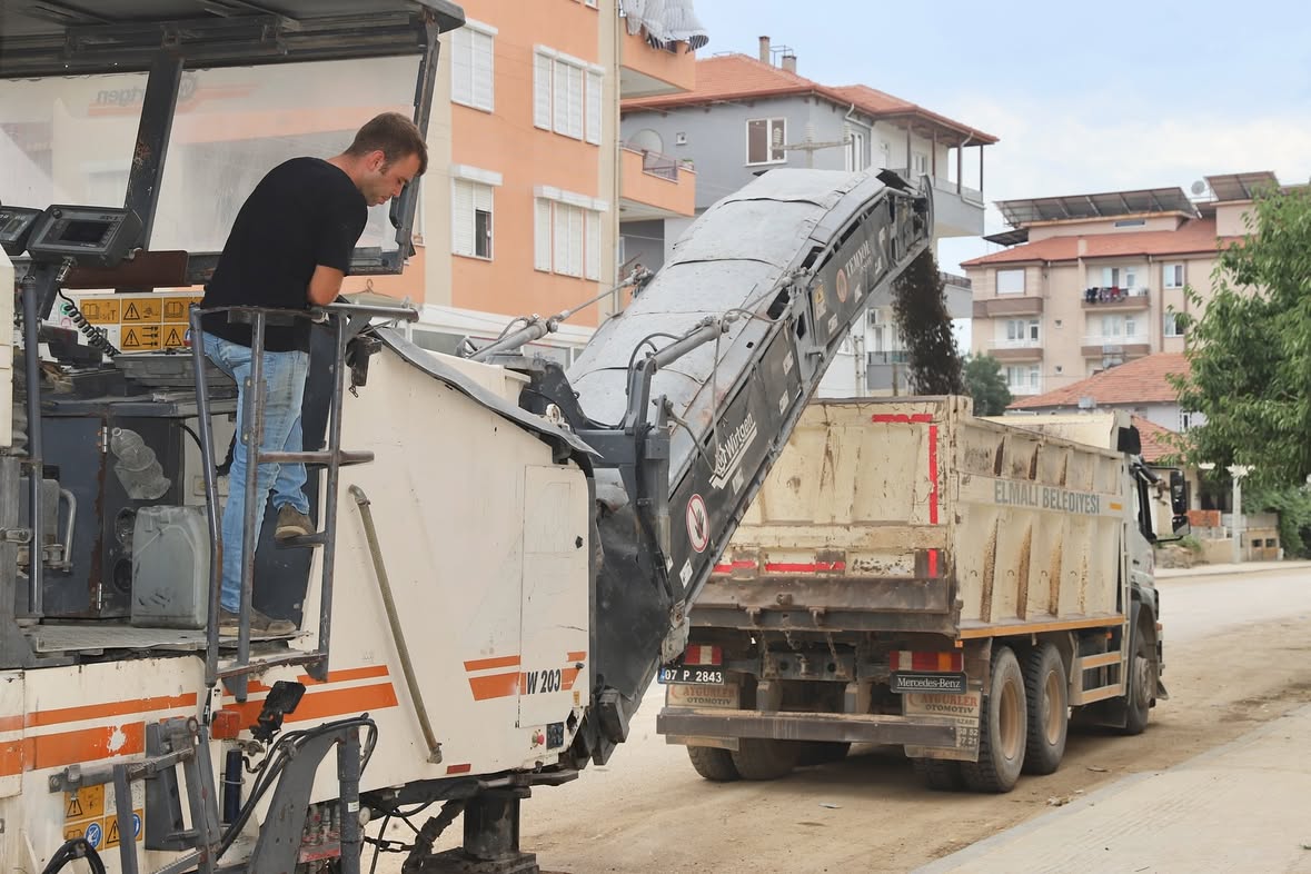 Elmalı'da Ünal Özgödek Caddesi'ne Modern Dokunuş: Asfalt Çalışmaları Başladı