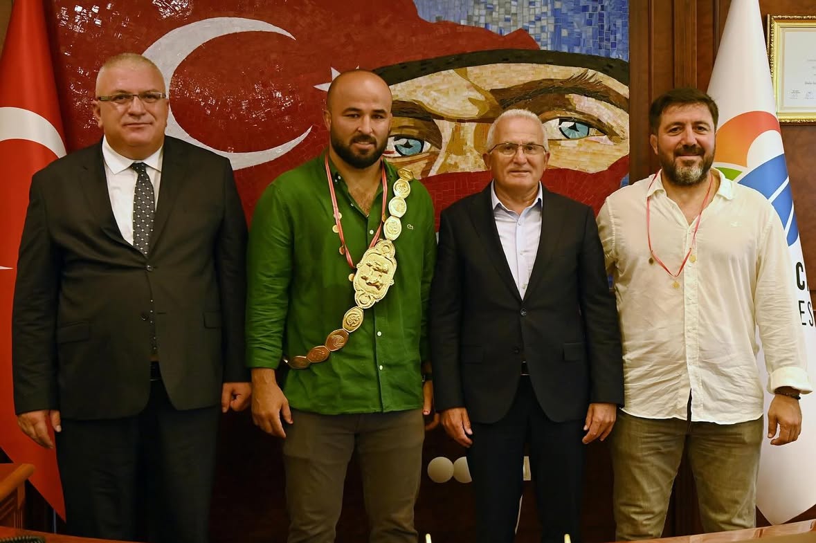 Kumluca'dan Kırkpınar'a Altın ve Gümüş: Pehlivanlar Belediye'de Onurlandırıldı