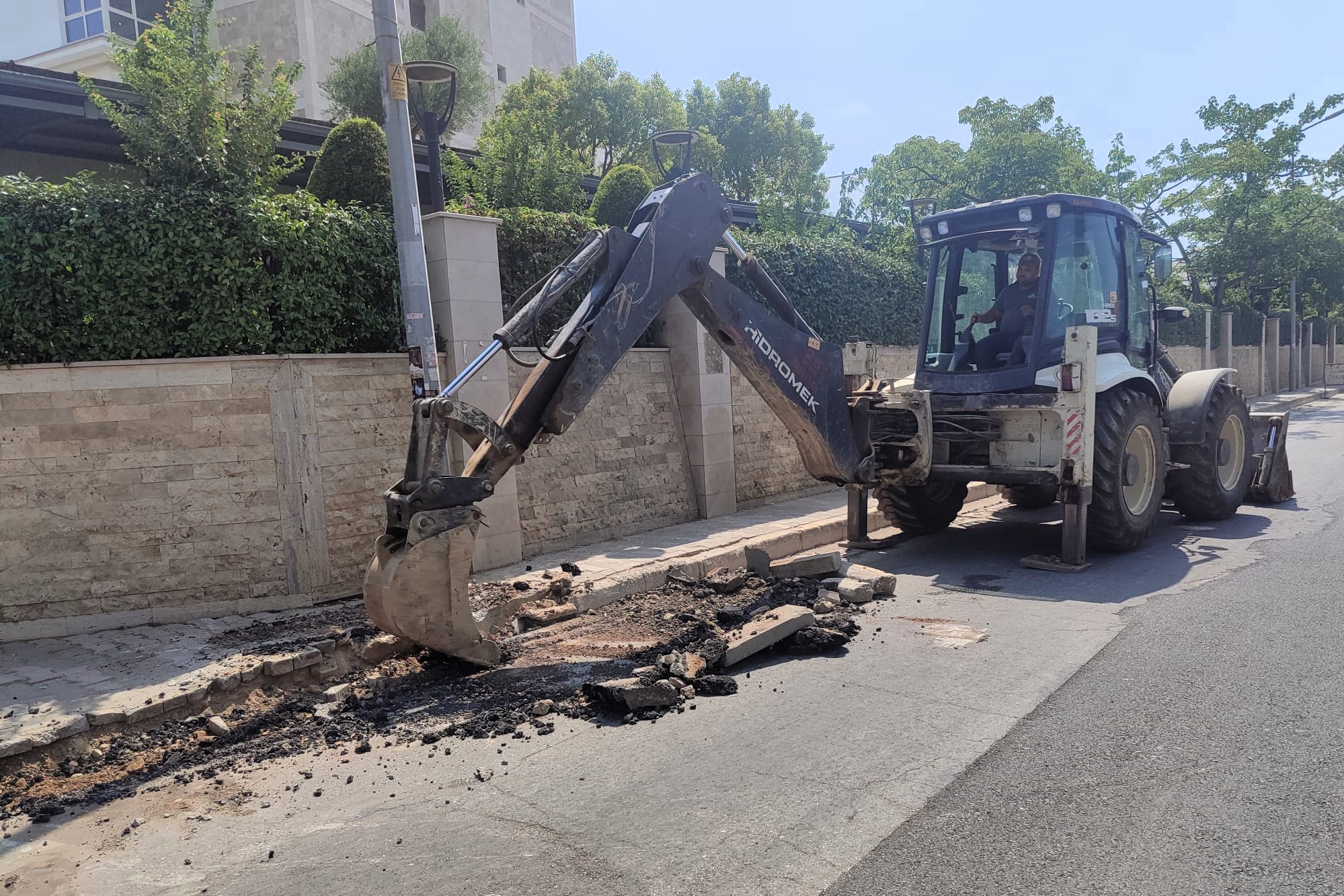 Antalya Serik'te Kaldırımlar Yenileniyor: Boğazkent Mahallesinde Çalışmalar Sürüyor