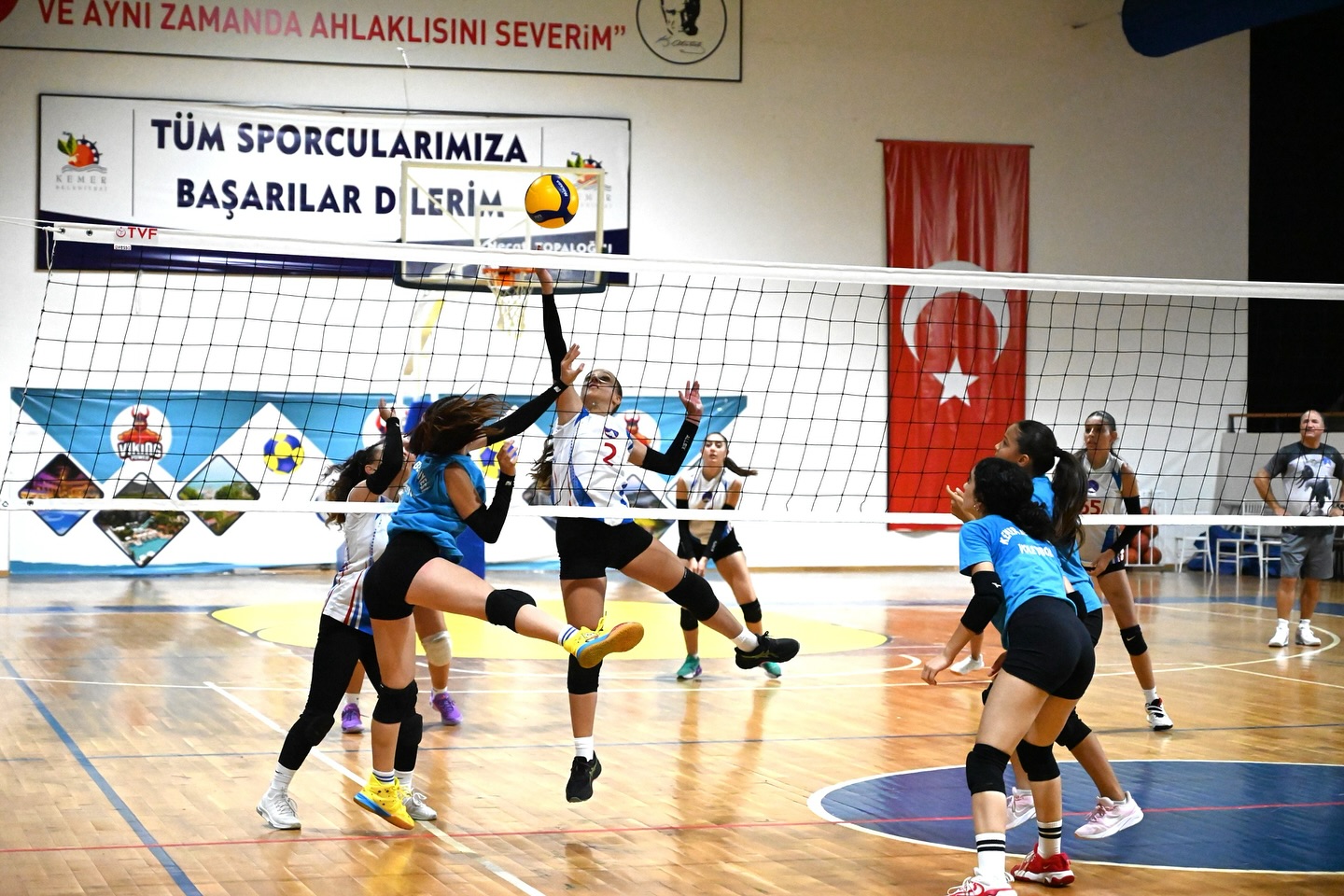 Kemer Belediye Voleybol Takımı Galibiyetle Başladı