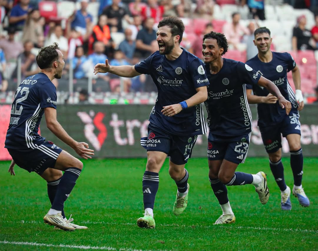 Antalyaspor, Georgi Dzhikiya ile Yollarını Ayırdı