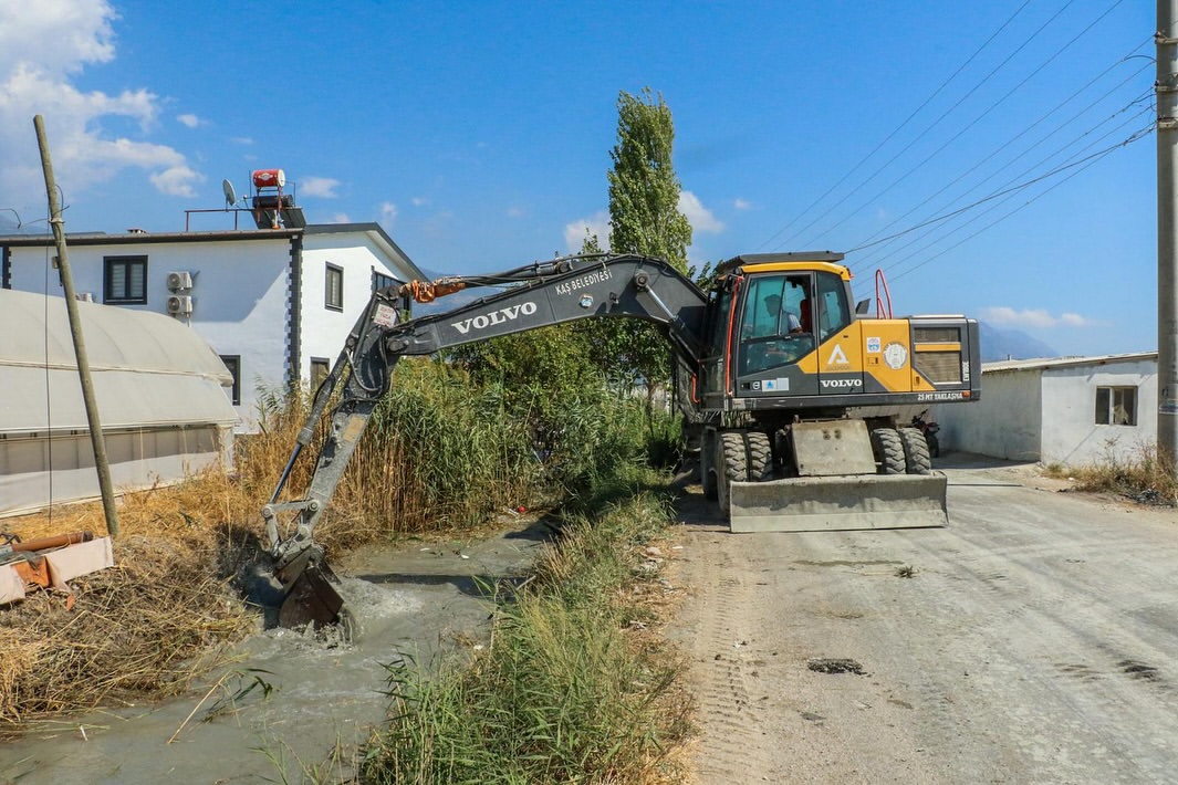 Kaş Belediyesi Kınık Mahallesi'nde Sulama Kanallarını İyileştiriyor