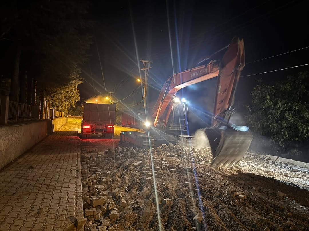Elmalı'da Doğalgaz Çalışmaları Sonrası Yollar Sıcak Asfaltla Onarılıyor