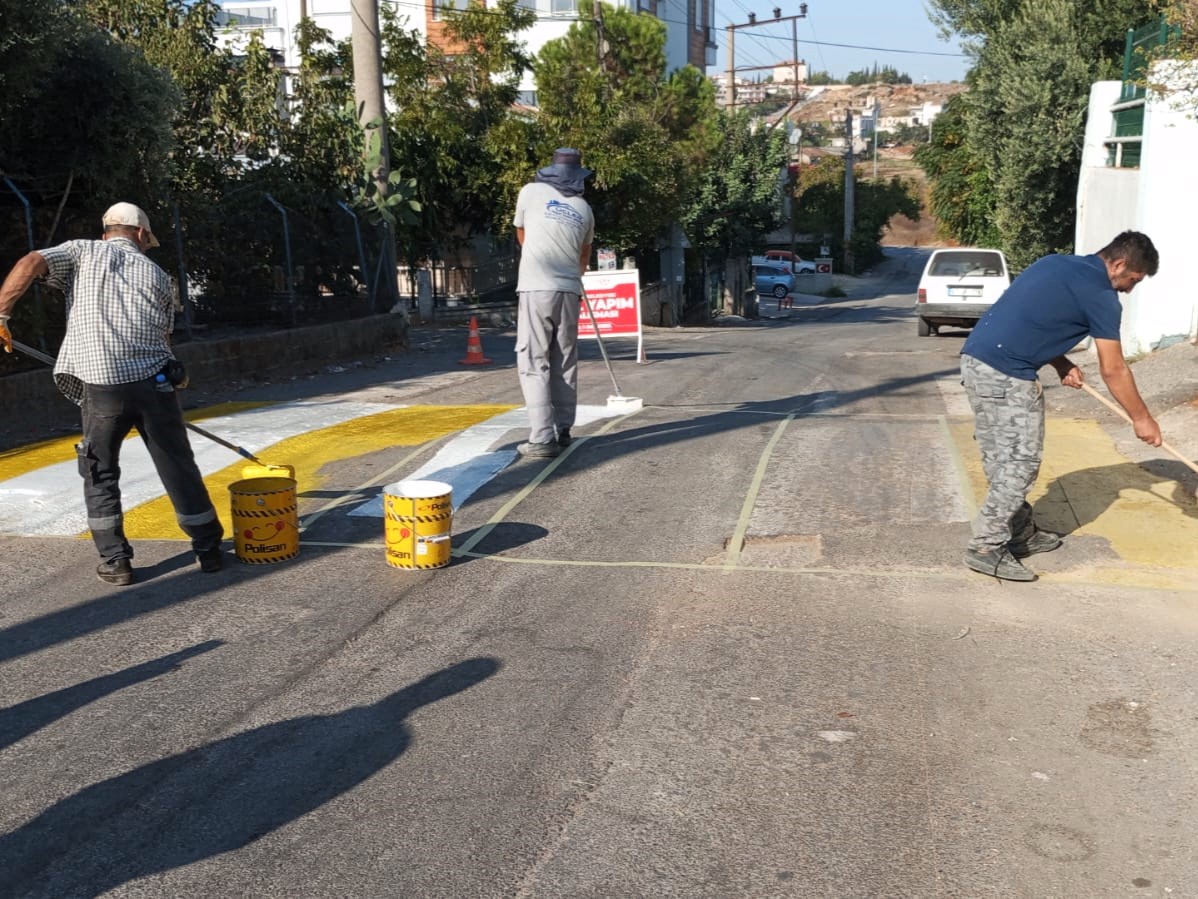 Serik Belediyesi Trafik Güvenliği İçin Kasislere Bakım ve Boyama Çalışması Başlattı