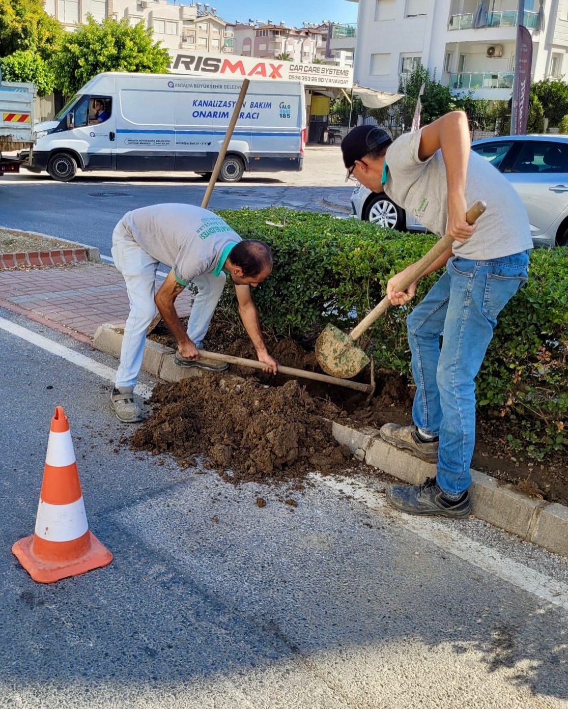 Antalya Manavgat'ta Park ve Bahçeler Müdürlüğü Çalışmaları Devam Ediyor