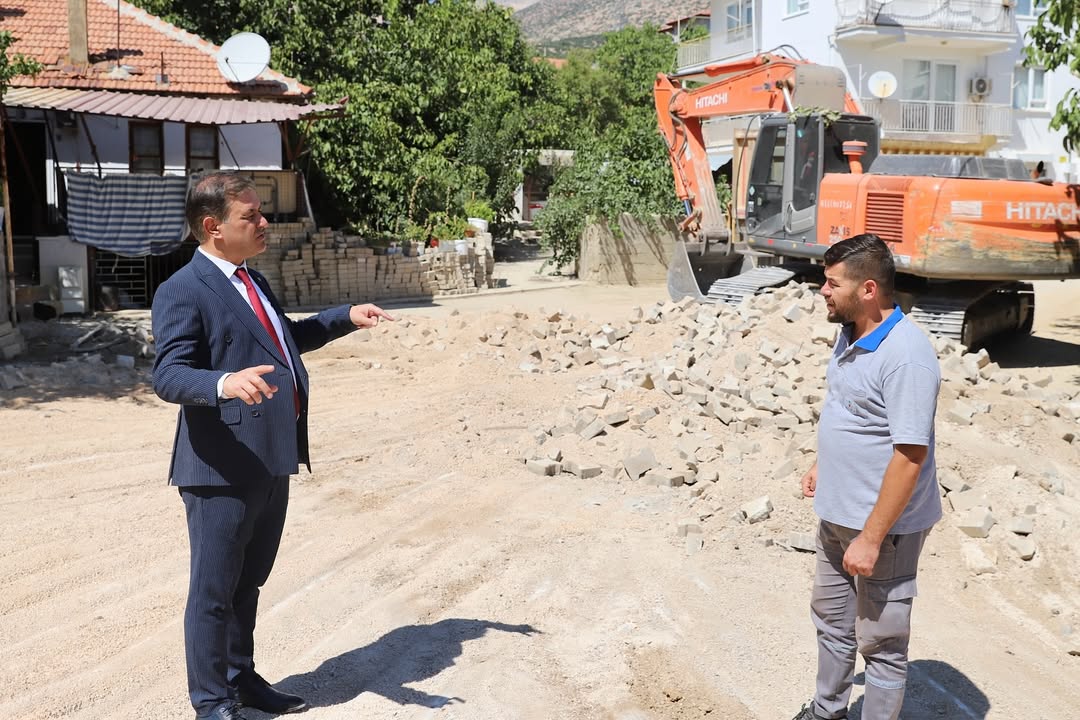 Elmalı Belediyesi Karyağdı Mahallesi’nde Sıcak Asfalt Çalışmalarına Başladı