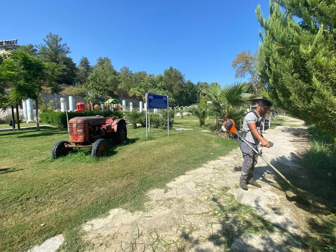 Antalya Aksu'da Park ve Bahçeler Müdürlüğü Çevre Düzenleme Çalışmaları Sürüyor