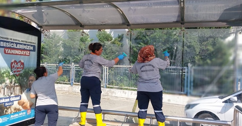 Kemer Belediyesi Otobüs Duraklarında Temizlik Çalışması Başlattı
