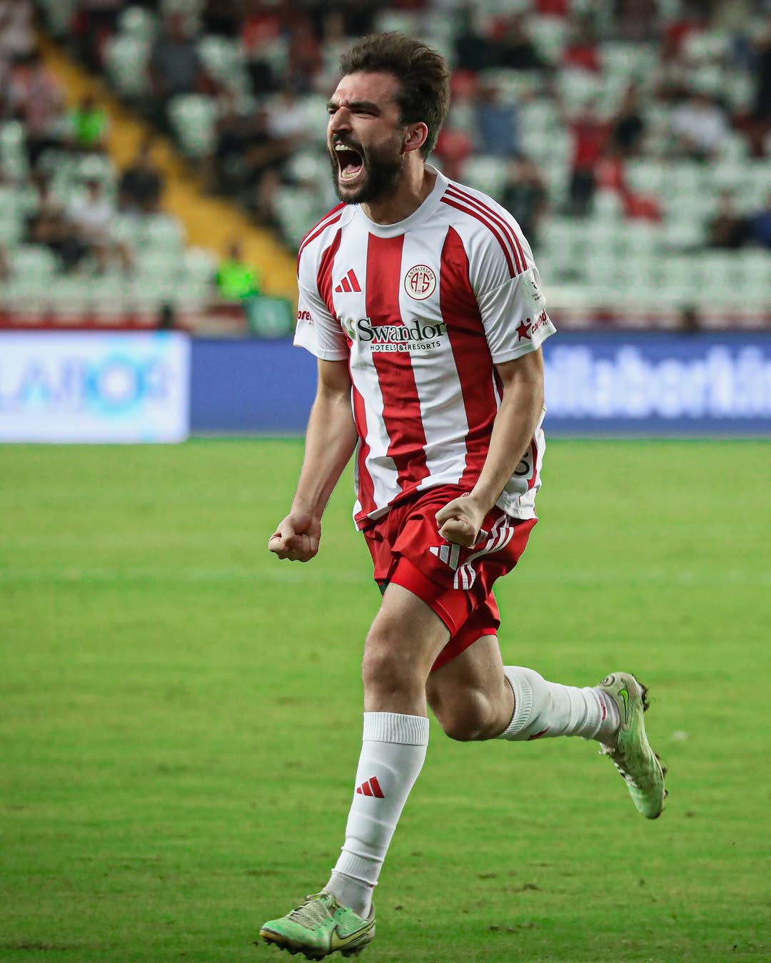 Antalyaspor'da Golcü Stoper Transferi