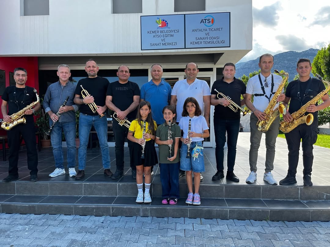 Kemer Belediyesi, Burdur Belediyesi Bando Ekibini Ağırladı ve Sokak Hayvanı Sahiplendirme Mesajı Verdi