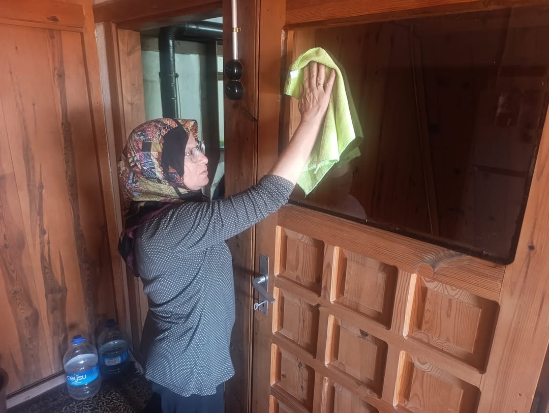 Akseki Belediyesi'nden Yaşlı ve Yalnız Komşulara Temizlik Desteği
