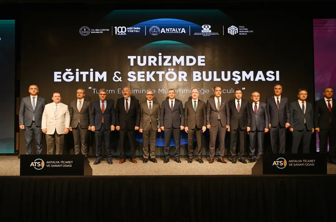 Antalya'da Turizm Eğitimi ve Sektör İş Birliği Masaya Yatırıldı