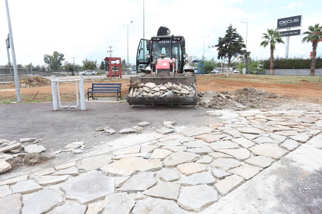 Kepez Belediyesi, Düdenbaşı Mahallesi'ne Yeni Çim Saha Kazandırıyor