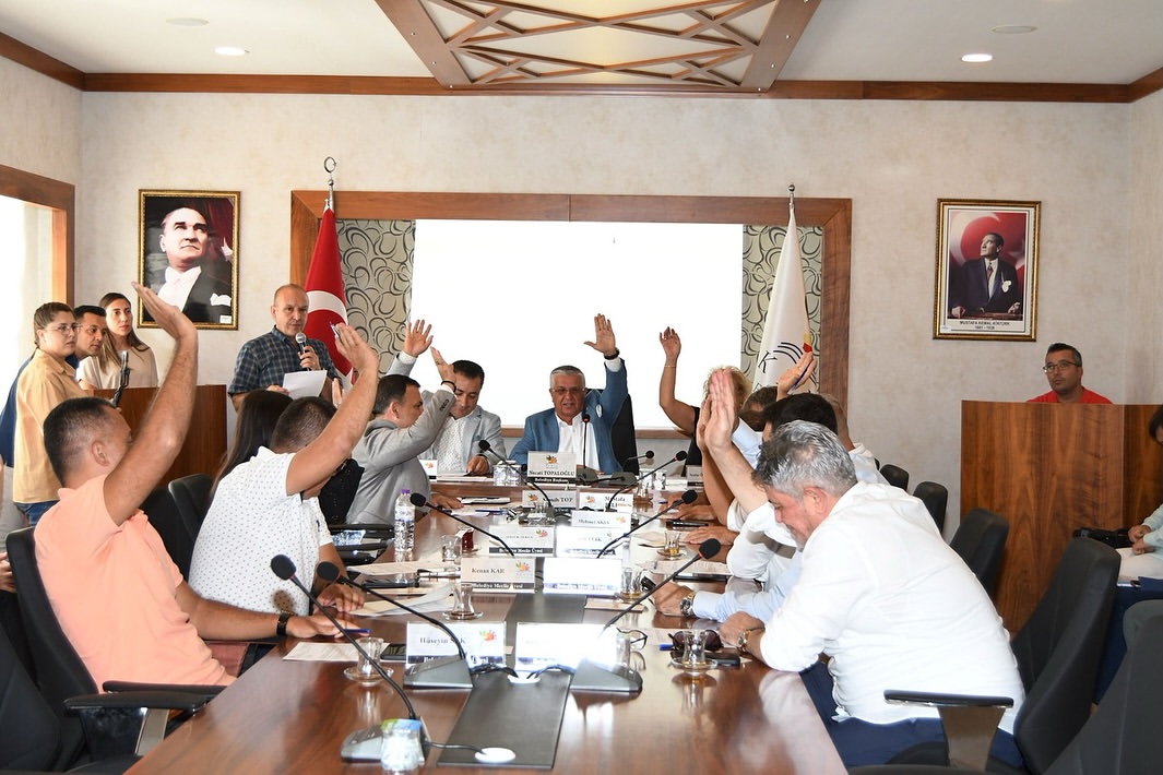 Kemer'de Ekim Ayı Meclis Toplantısı Gerçekleşti, Başkan Topaloğlu Kış Turizmi ve Spor Yatırımlarını Açıkladı