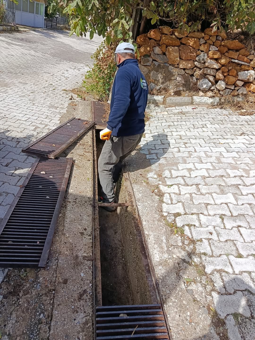 Akseki'de Kuyucak Mahallesi'nde Mazgal Temizleme Çalışması