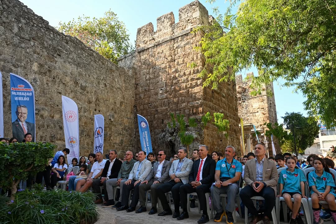Antalya'da Kaleiçi Festivali'nde Genç Sporcular Ödüllendirildi