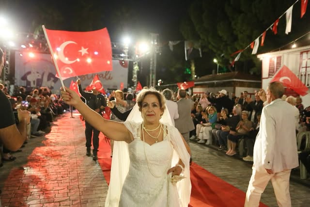 Antalya'da Yaşlılık Festivalinde Kırmızı Halı Şıklığı