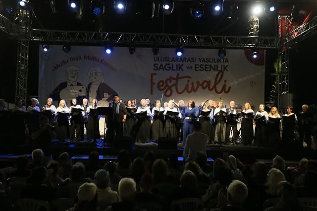 Uluslararası Yaşlılıkta Sağlık ve Esenlik Festivali'nde Müzikle Dostluk Mesajı