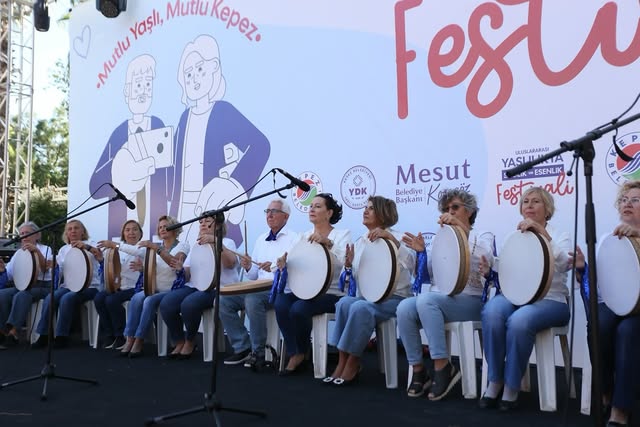 Kepez Belediyesi Festivalinde Tazelenme Üniversitesi Ritim Grubu Sahne Aldı