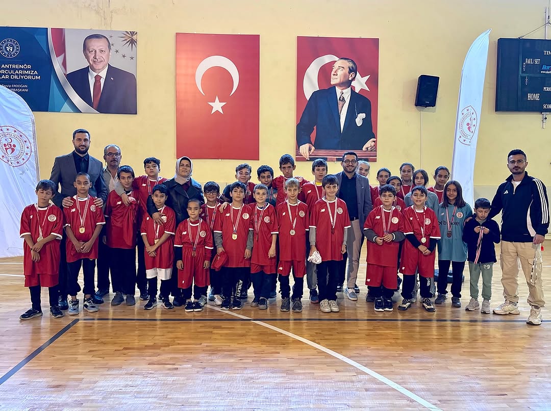 Antalyaspor'dan İbradı'daki Öğrencilere Forma Desteği