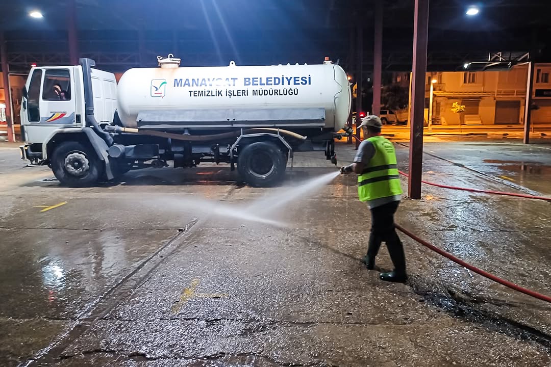Manavgat'ta Pazar Yeri Temizliği Gece Saatlerine Kadar Sürüyor