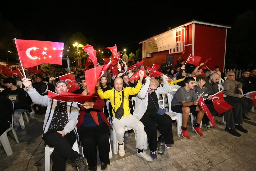 Antalya Kepez'de Dokumapark'ta Milli Maç Coşkusu