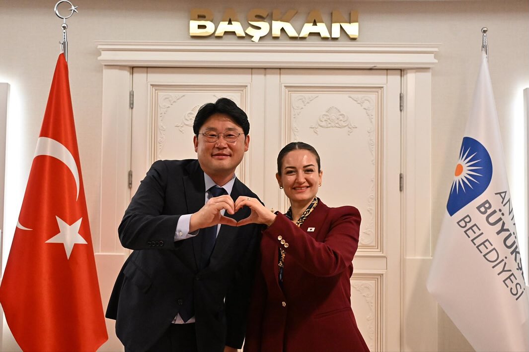 Güney Koreli Heyet Antalya'da Akıllı Şehircilik İş Birliğini Görüştü