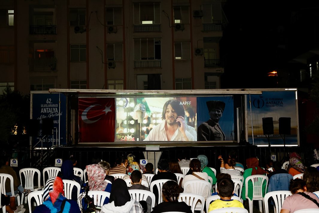 Altın Portakal Rüzgarı Antalya'nın 16 İlçesinde Esiyor: Gezen Sinema Tırı Yollarda