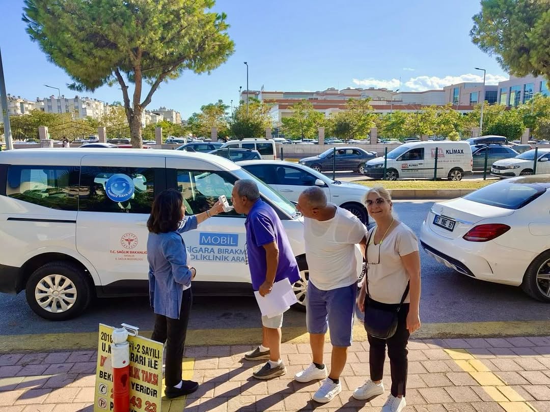 Antalya'da Mobil Sigara Bırakma Poliklinikleri Hizmete Girdi