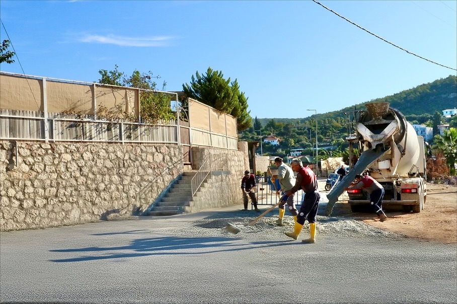 Antalya Kaş'ta Patara Mahallesi'nde Beton Yol Çalışması