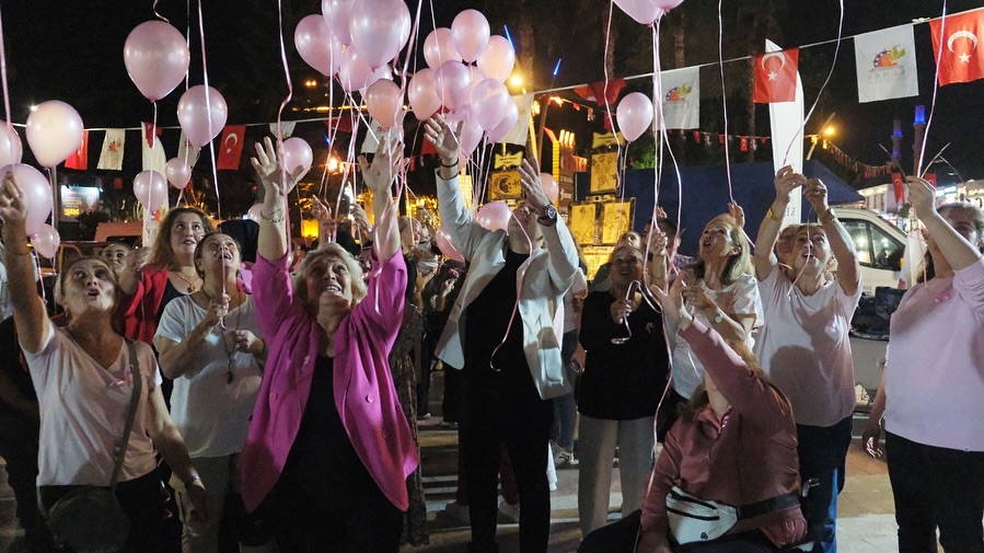 Kemer'de Meme Kanseri Farkındalığı İçin Gökyüzüne Balonlar Bırakıldı