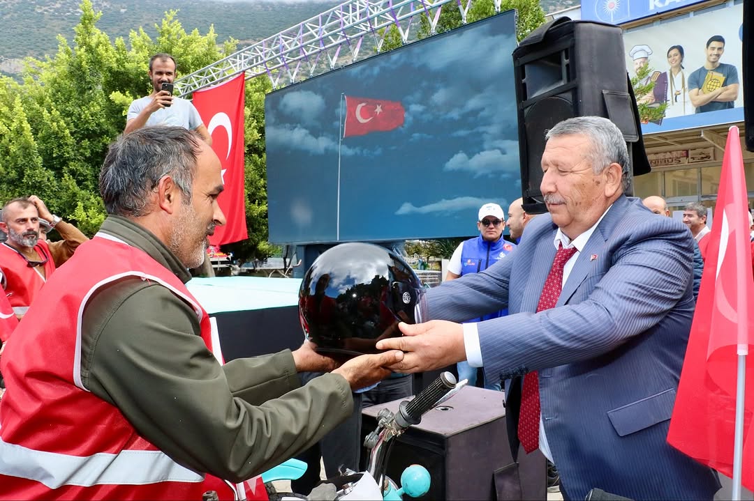 Kaş'ta Motosiklet Sürücülerine Kask Dağıtımı ve Güvenli Sürüş Etkinliği Düzenlendi