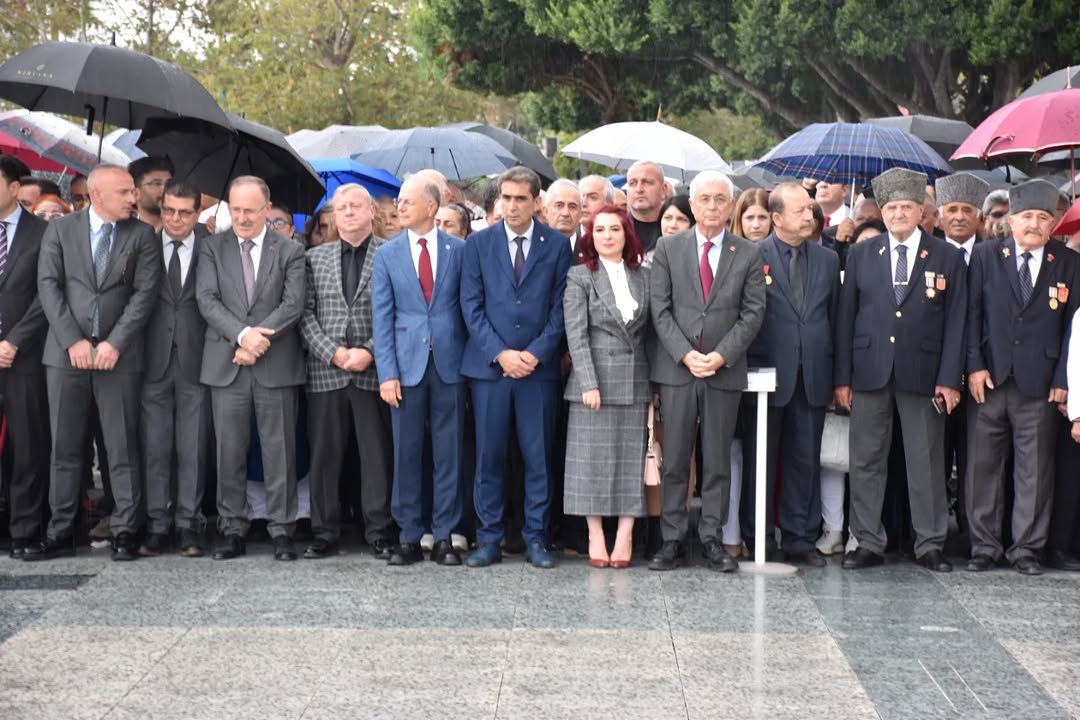 Antalya CHP'li Yöneticiler Cumhuriyet'in 102. Yılını Kutladı: