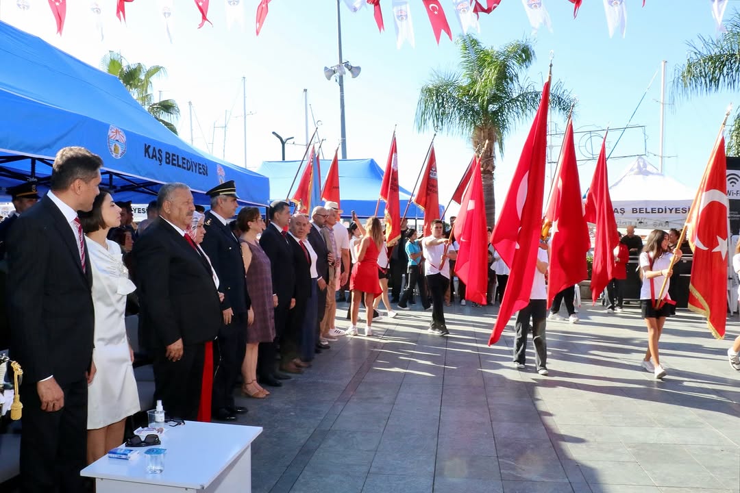 Kaş Belediye Başkanı Erol Demirhan Cumhuriyet'in 102. Yılını Kutladı