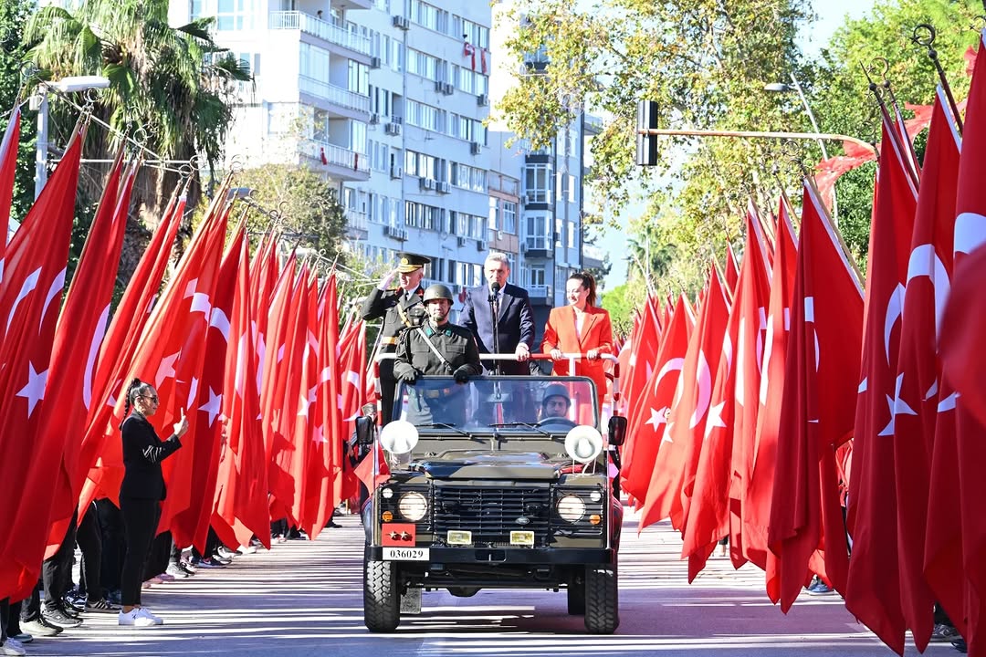 Antalya'da 102. Yıl Coşkusu: Vali Şahin Cumhuriyet Bayramı'nı Vatandaşlarla Kutladı