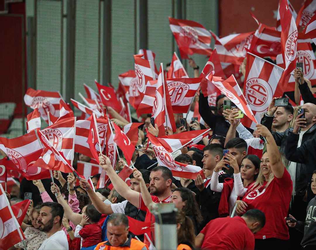 Antalya Spor FK, Bursaspor Maçında Cumhuriyet Coşkusunu Taraftarıyla Paylaştı