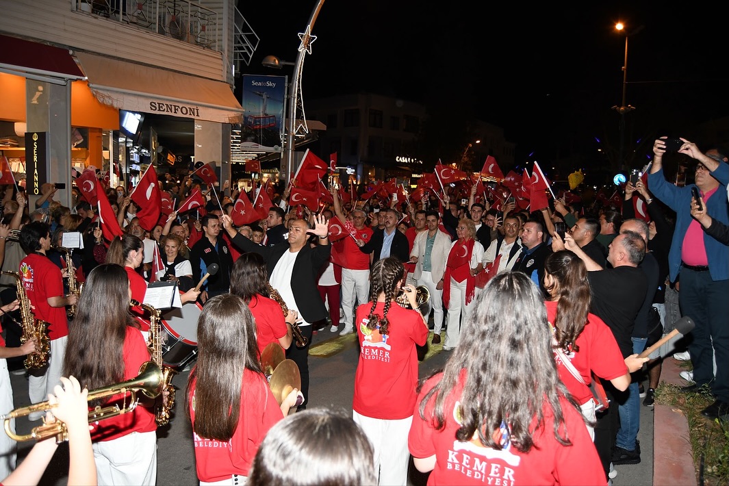 Antalya Kemer'de Cumhuriyet Bayramı Coşkusu: Bayrak Yürüyüşü ve Emre Altuğ Konseri