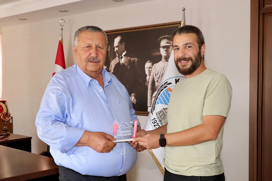 Kaş Belediyesi'ne Uluslararası Maraton Desteğinden Teşekkür Plaketi