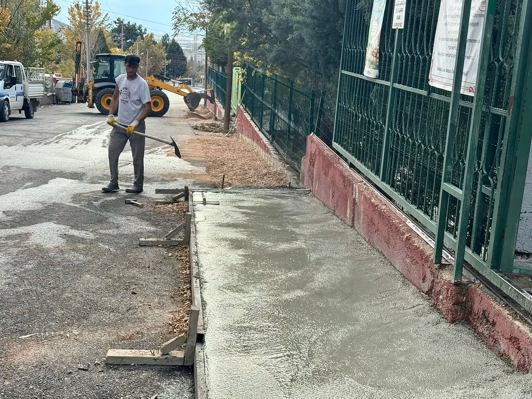 Elmalı'da Okul Çevresi Güvenliği İçin Kaldırım Çalışması Başlatıldı