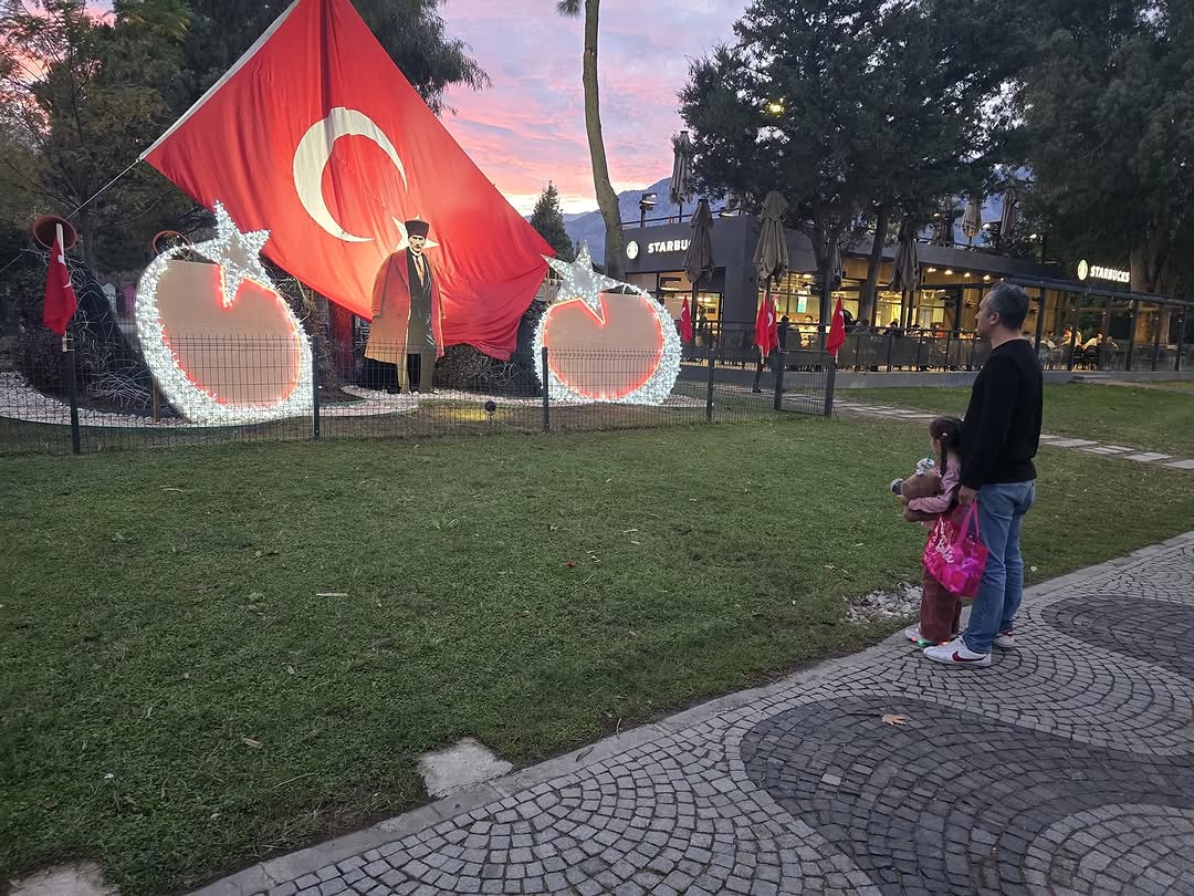 Kemer'de Atatürk Anma Köşesi Büyük İlgi Görüyor