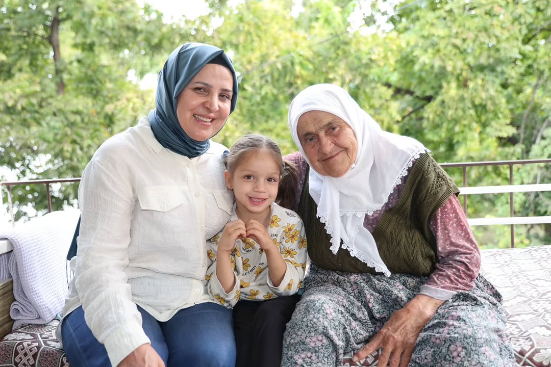 Aksu Belediyesi'nden Hasta ve Yaşlılara Anlamlı Ziyaretler