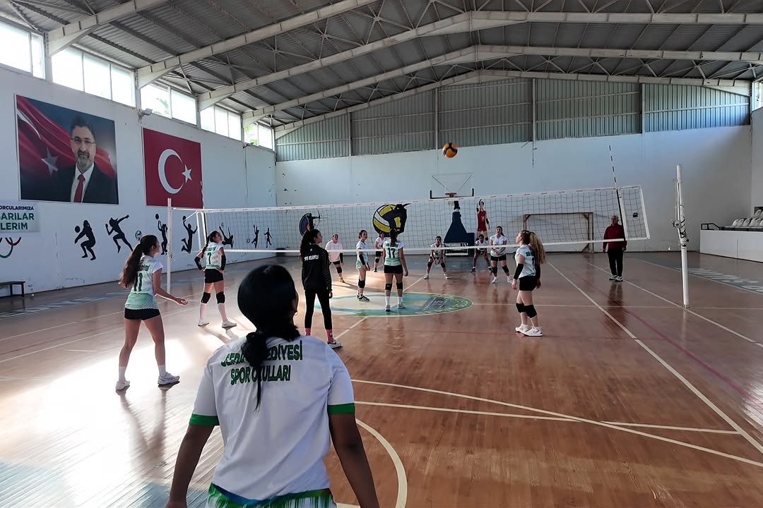 Serik Belediyespor U16 Kız Voleybol Takımı Antalya'da Şampiyonluk İçin Hazırlanıyor