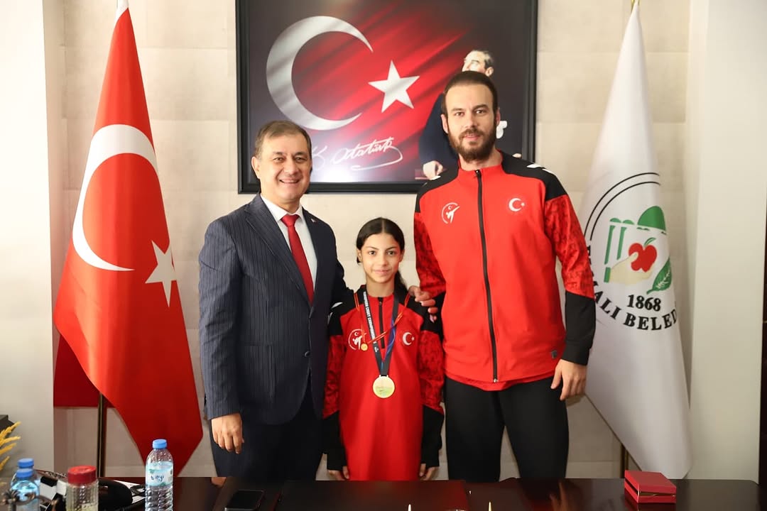 Elmalı'nın Genç Yıldızı İpek Özmen, Avrupa Taekwondo Şampiyonu Oldu