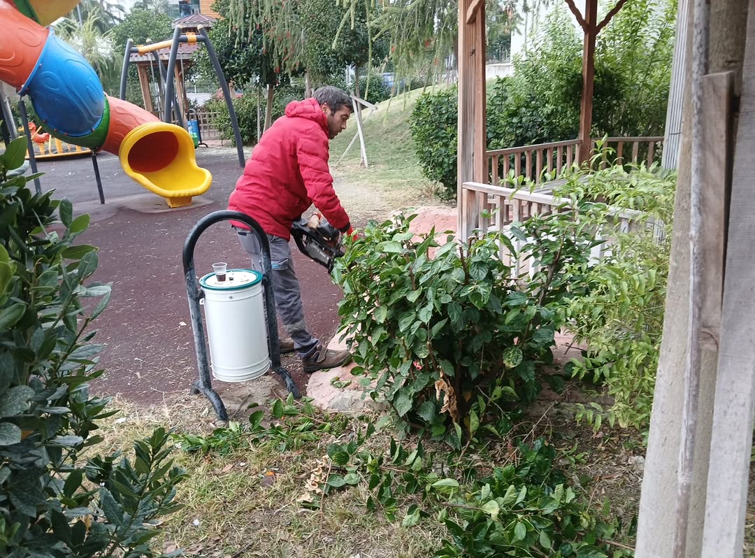 Aksu Belediyesi, Park ve Bahçelerde Bakım Çalışmalarını Tamamladı