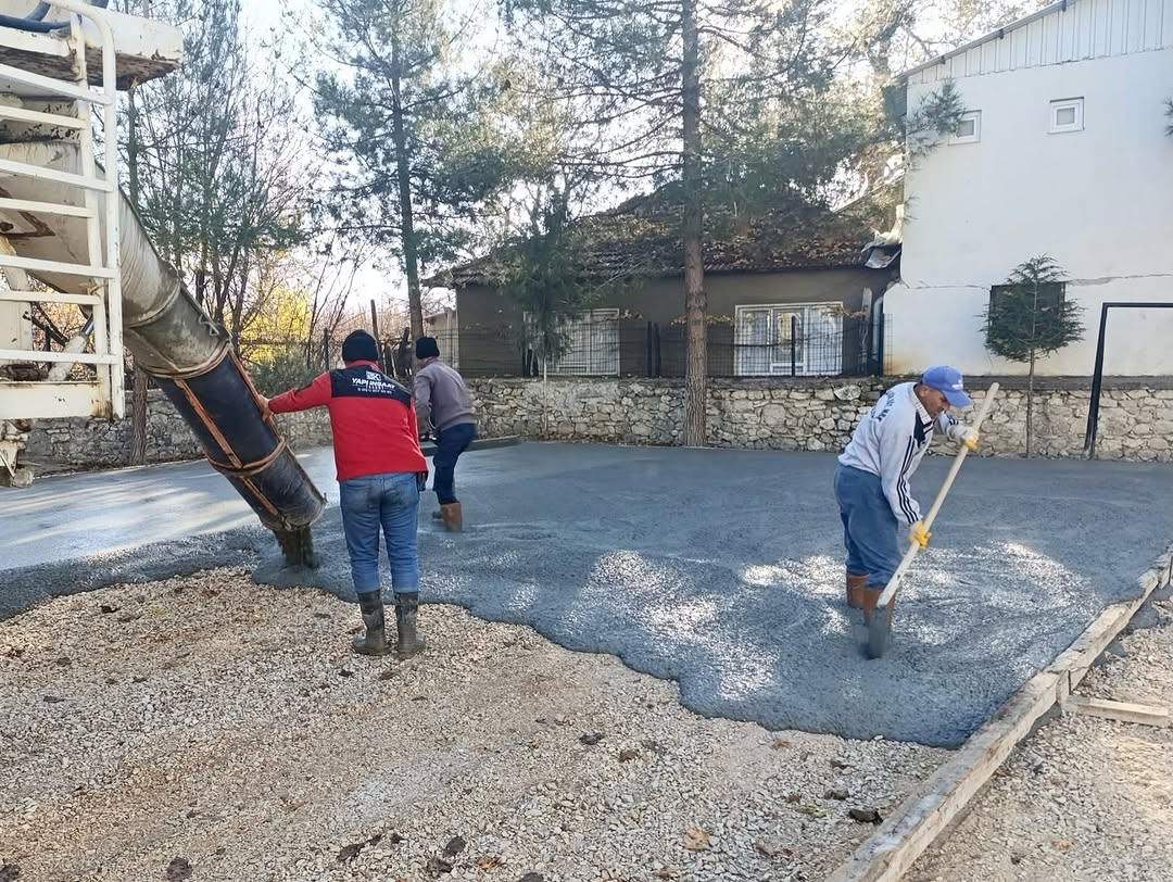 Elmalı'da Okul Spor Sahası Beton Döküm Çalışması Başladı