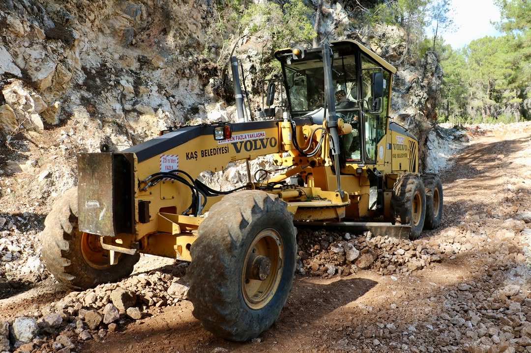 Kaş'ta Yayla Aklar Mahallesi'nde Yol Çalışmaları Başladı