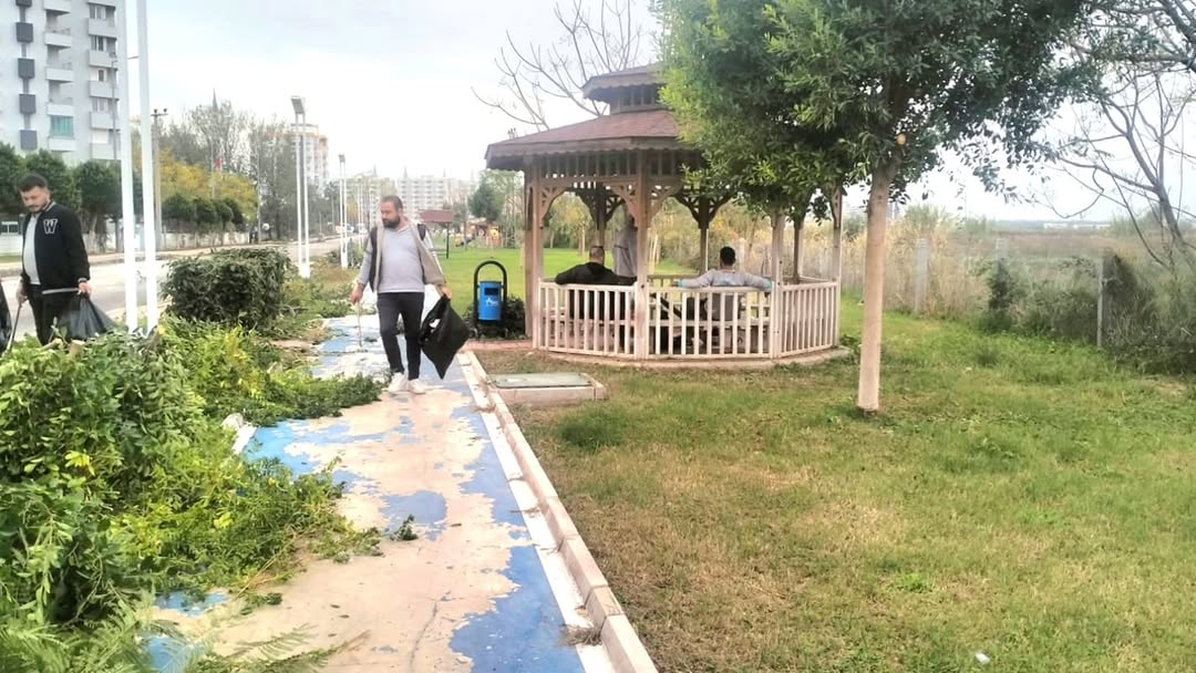 Aksu Belediyesi, Kemerağzı Mahallesi'nde Genel Temizlik Seferberliği Başlattı